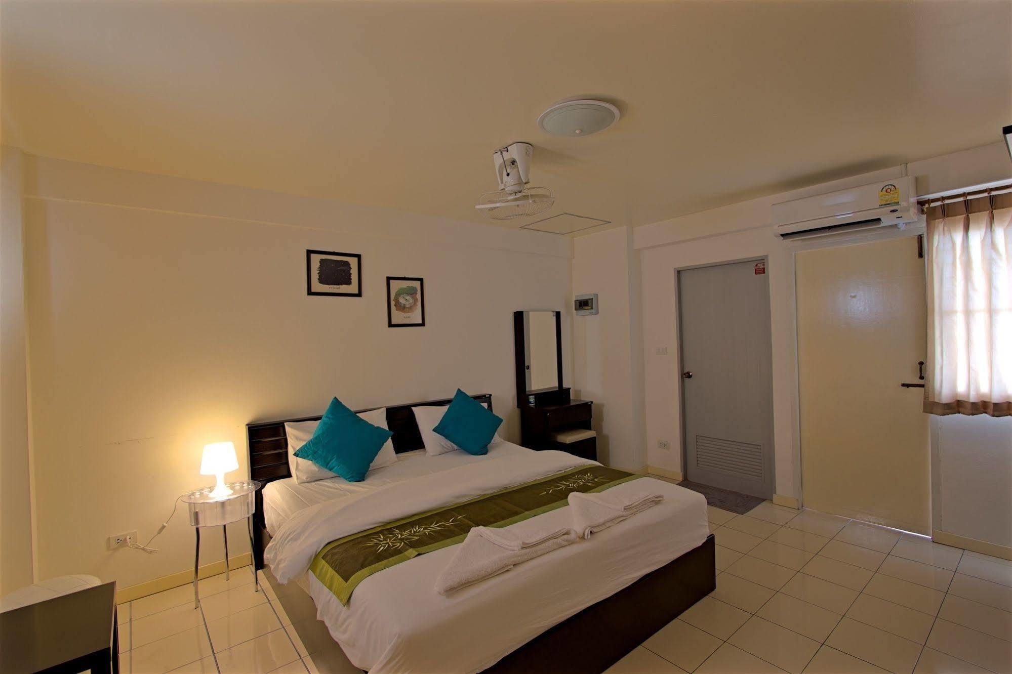 Charn Residence Bangsaen Exterior foto