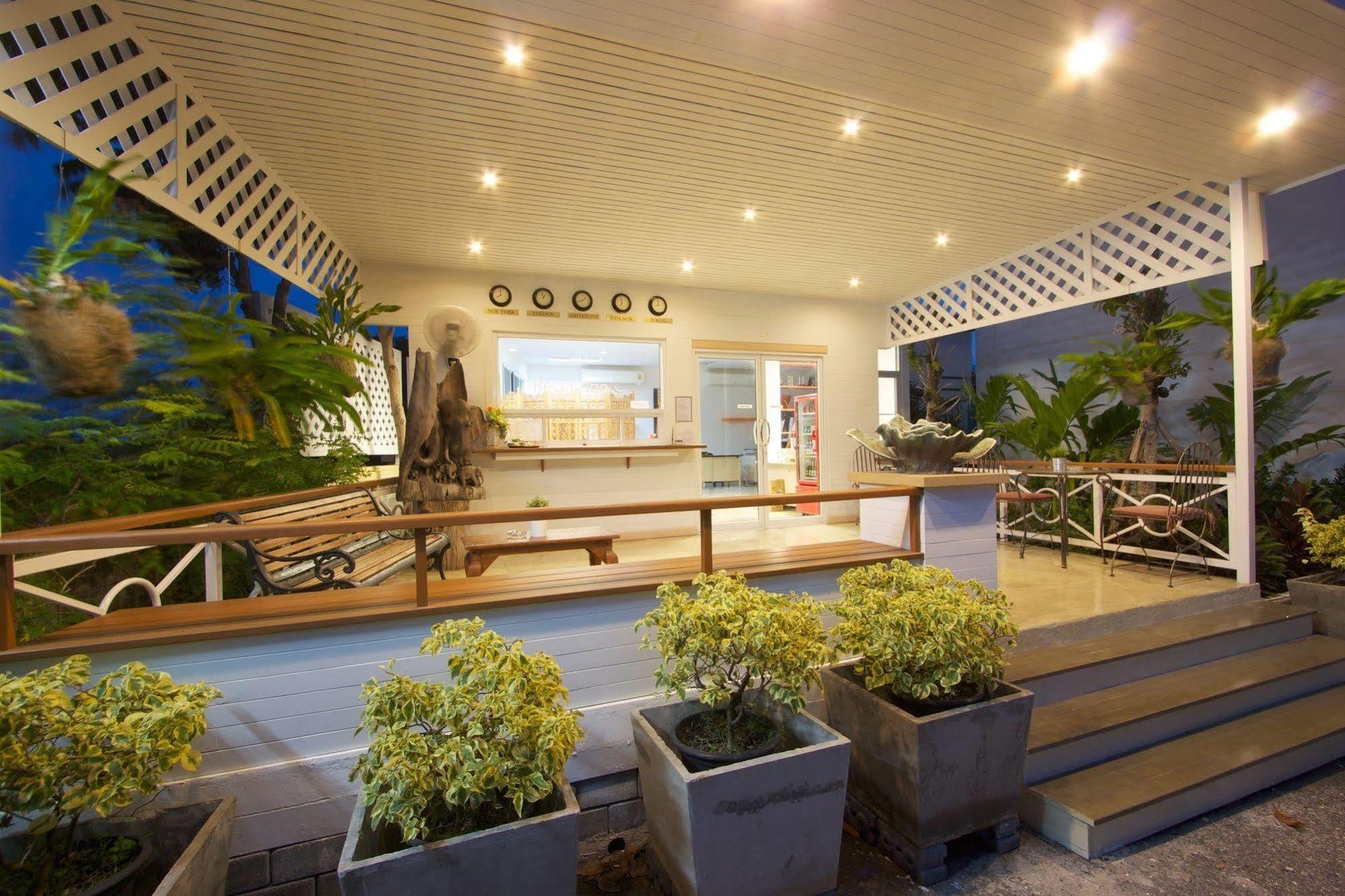 Charn Residence Bangsaen Exterior foto